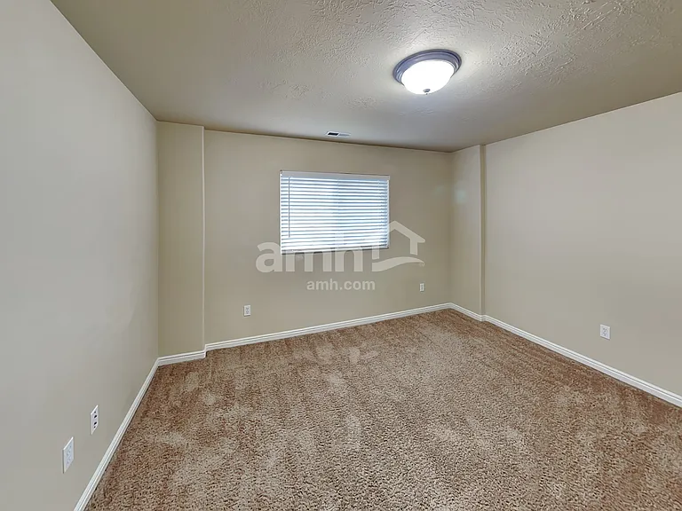 5252 S 4300 W — Photo 8