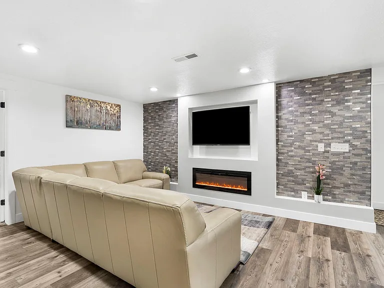 1622 N 3950 W — Photo 2
