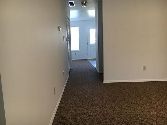 4th image of 611 E Miller Dr