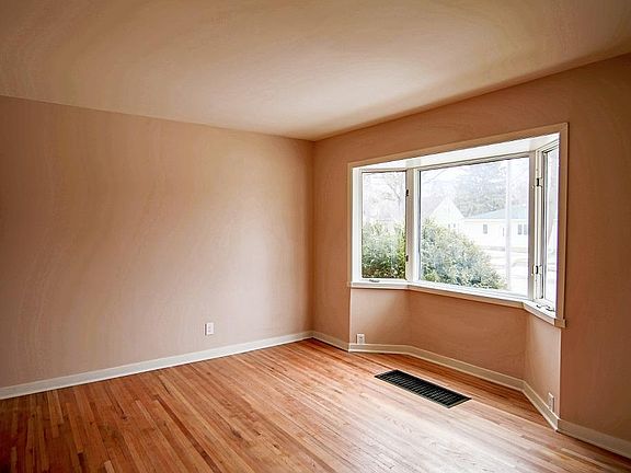 4th image of 3526 Taylor St NE