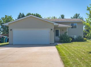 1140 Carriage Hills Dr S, Cambridge, MN 55008