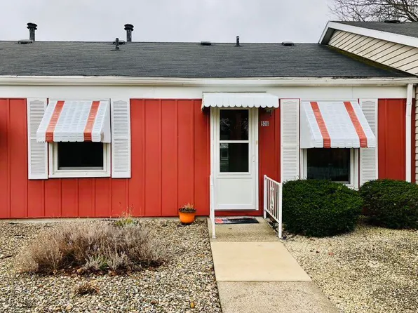 936 Village Ln, Jenison, MI 49428