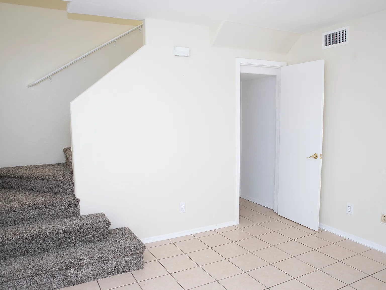 3 bed, 1200 sqft, $1,350 — Photo 4