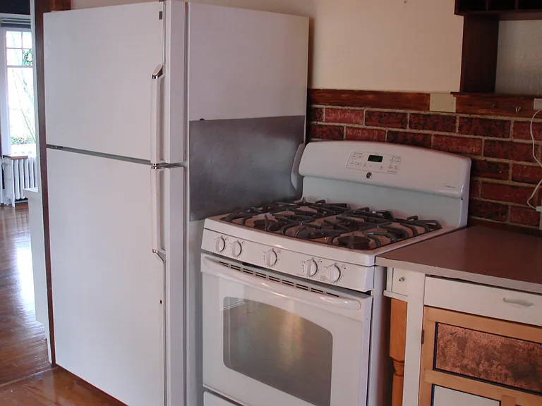 Gas Stove/Oven and Refrigerator
In Kitchen