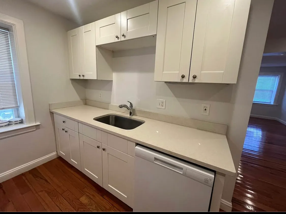 3 bed, 1000 sqft, $2,950 — Photo 3