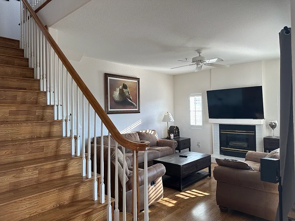 3 bed, 2.5 bath, 1656 sqft, $4,900 — Photo 2