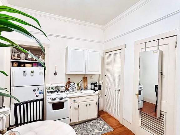 4th image of 904 Myrtle St NE #2