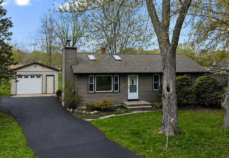 1st image of 607 Hunters Point Rd