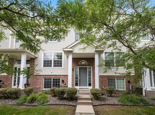 907 Ledgestone Dr, Mahtomedi, MN 55115