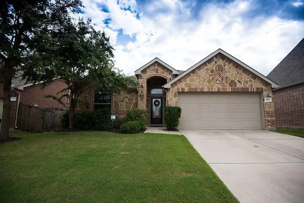 4 bed, 2124 sqft, $2,600 — Photo 1