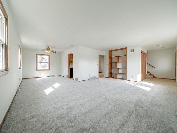 3rd image of 1115 Green Acres Ln