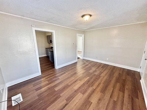 4th image of 2071 Hubert Ave