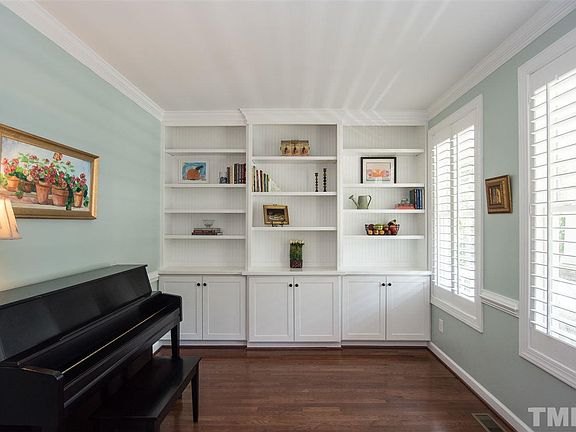 3rd image of 425 Coach House Ln