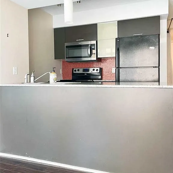 37 Grosvenor St #608 — Photo 6