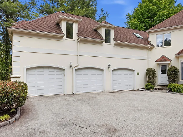 111 Fairview Rd — Photo 2