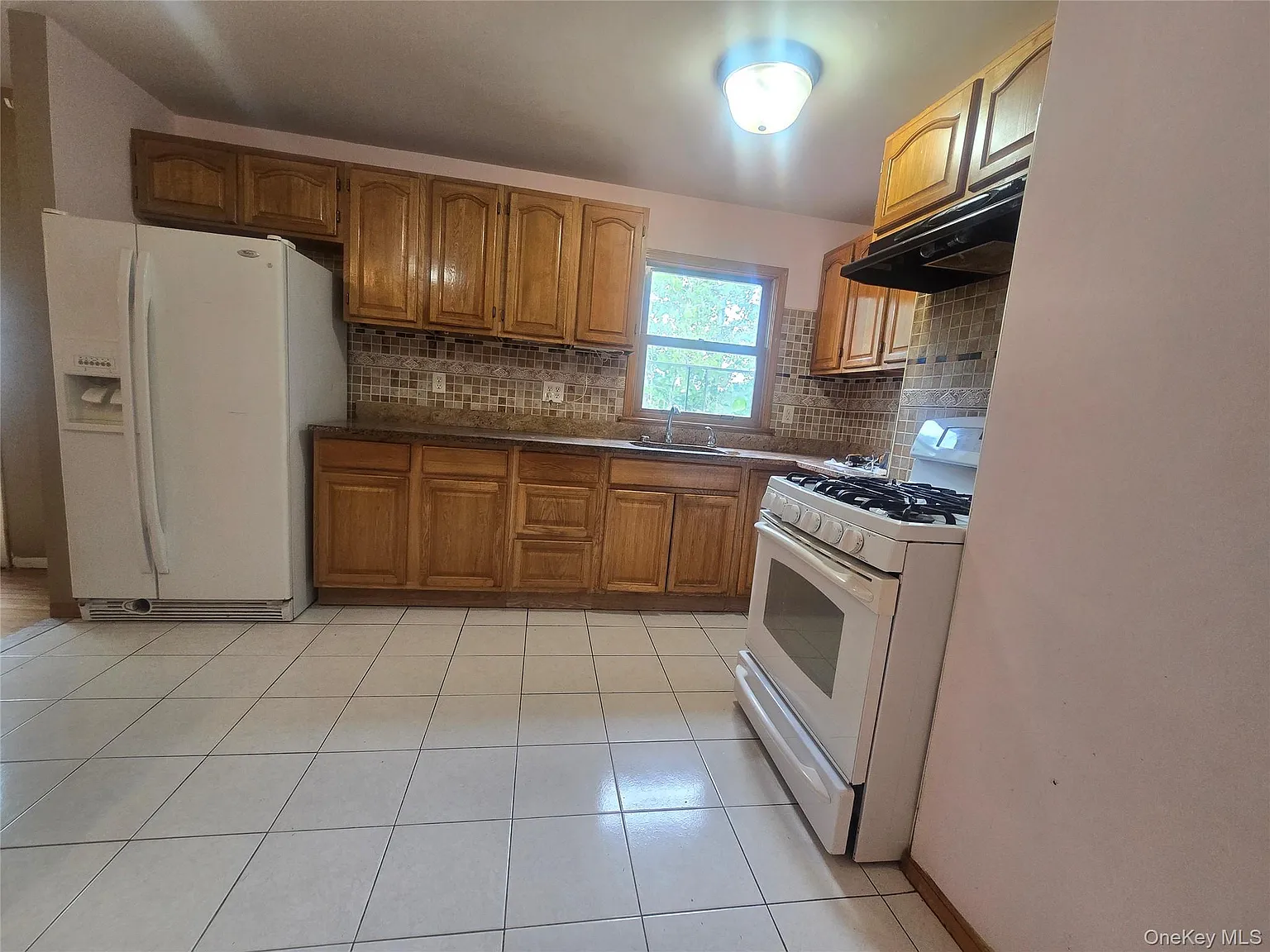 3 bed, 2.0 bath, 1920 sqft, $4,500 — Photo 2