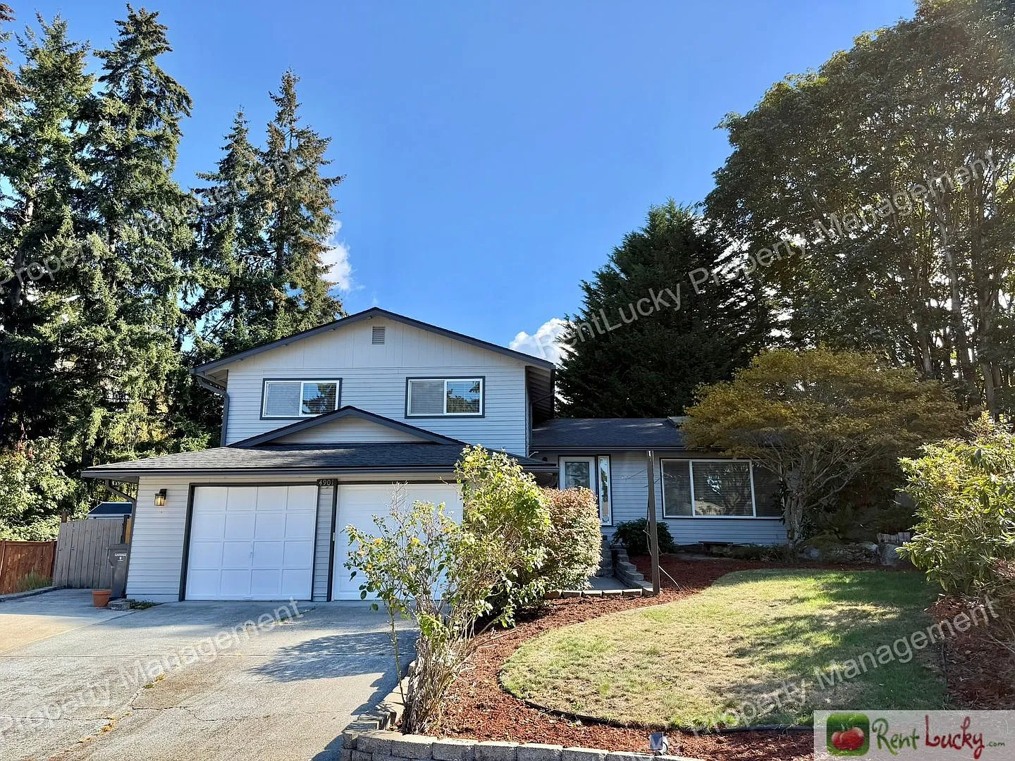 Amazing 3 Bedroom Home in Federal Way with Massive Backyard and Family Room! — Photo 1