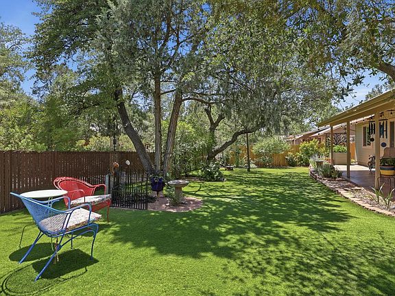 2nd image of 913 W Country Ln