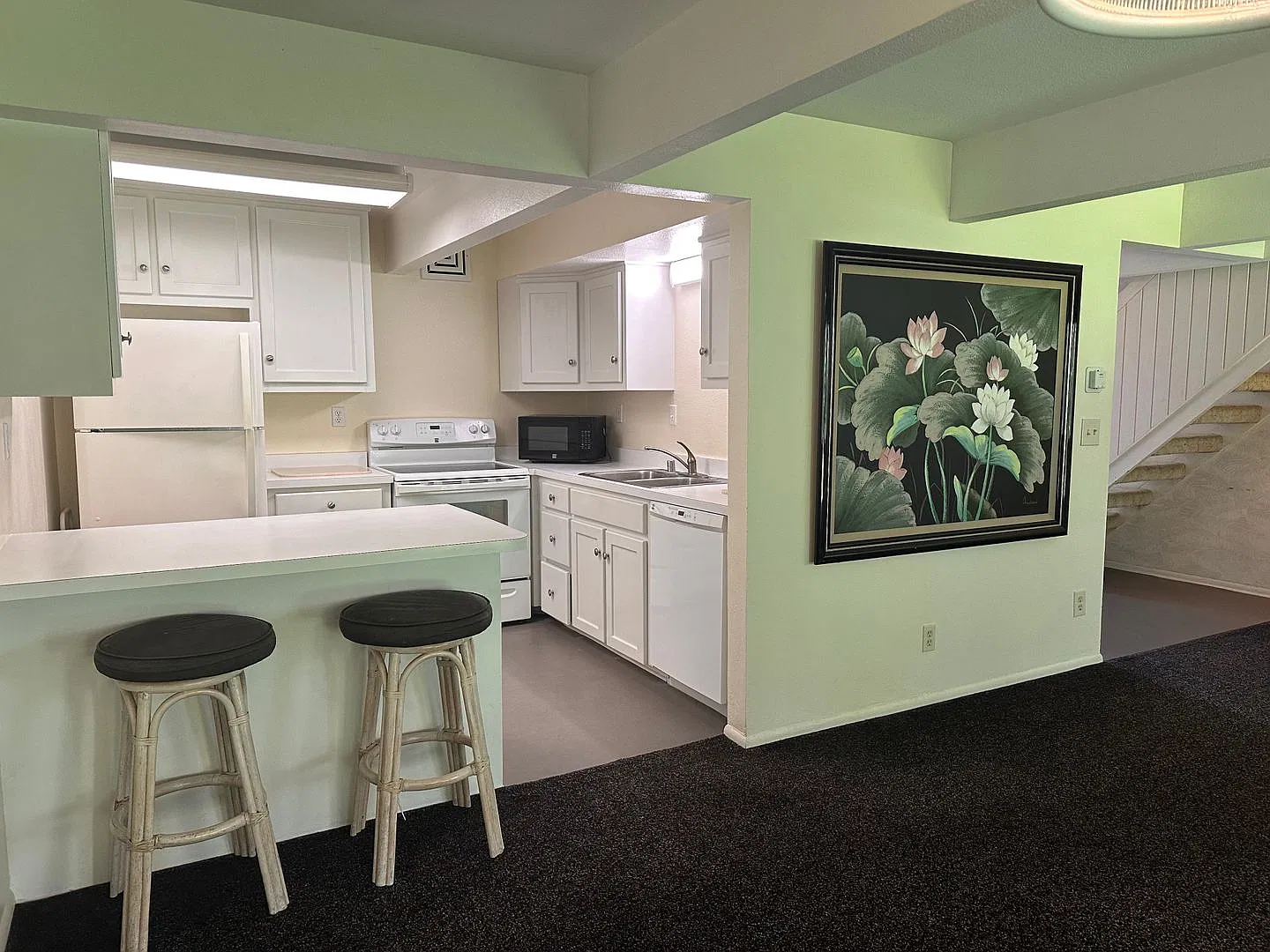 Pacific Heights Townhomes - Two-Bedroom Townhome with Central AC — Photo 3