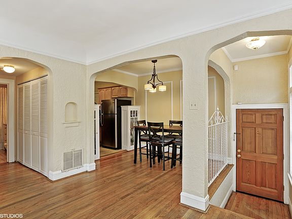 2nd image of 1956 W Melrose St #101