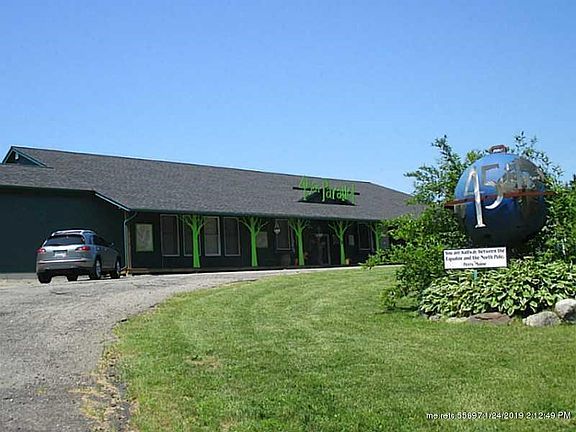 Exterior Front drive/parking lot