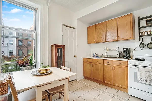 Rented by Twyford Real Estate | media 10