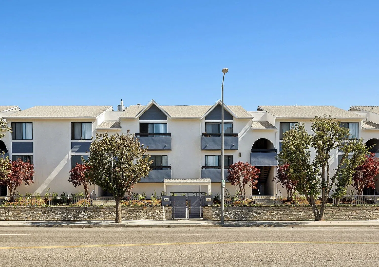 Windward Sherman Oaks — Photo 4
