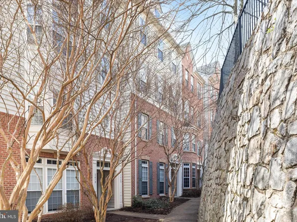 2464 Eastbourne Dr, Woodbridge, VA 22191