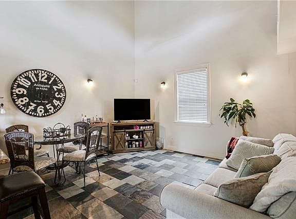 4th image of 2038 Burdette St