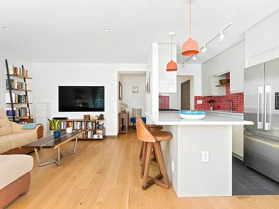 4th image of 400 E 17th St APT 312