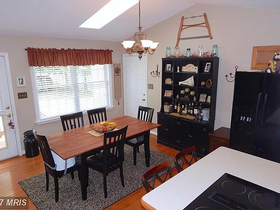 Kitchen/Dining Area w/Wood Floors, High Ceiling