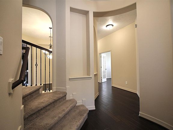 4th image of 179 Hearthshire Cir