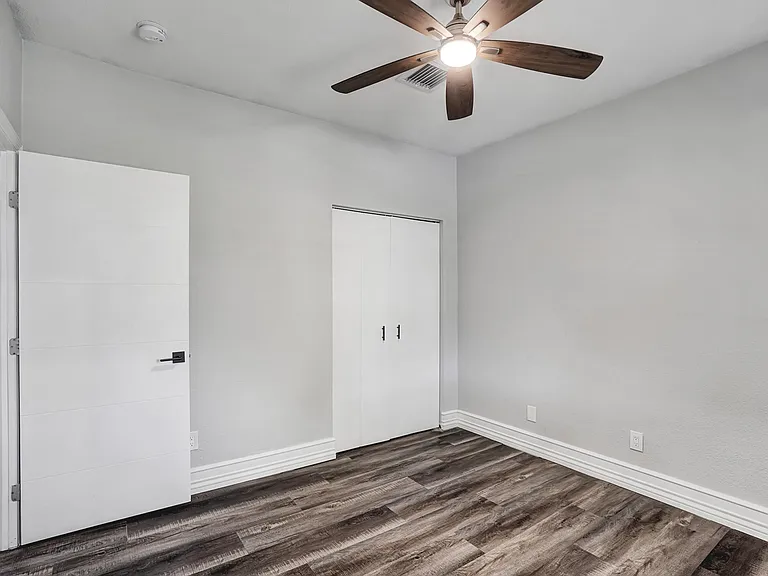 724 SW 9th St — Photo 24