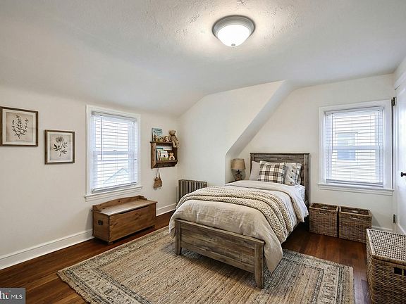5th image of 1562 Stanton St