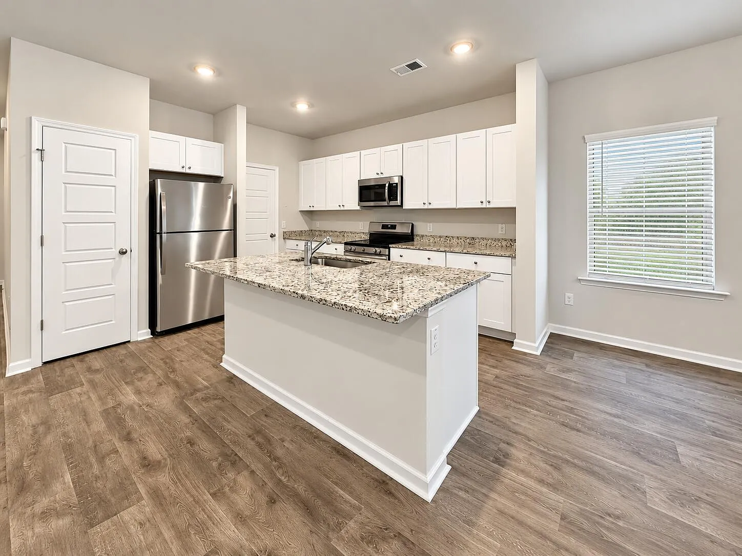 3 bed, 2.5 bath, 1937 sqft, $2,300 — Photo 3
