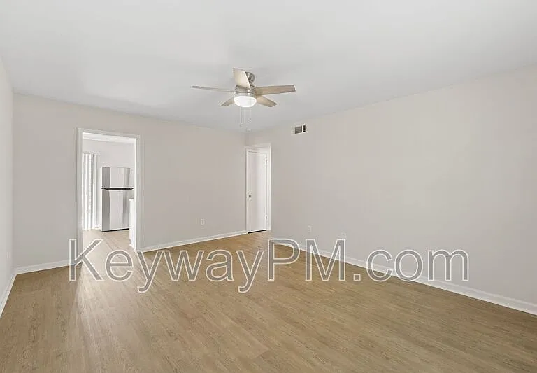 1030 Carriage Dr #D — Photo 8