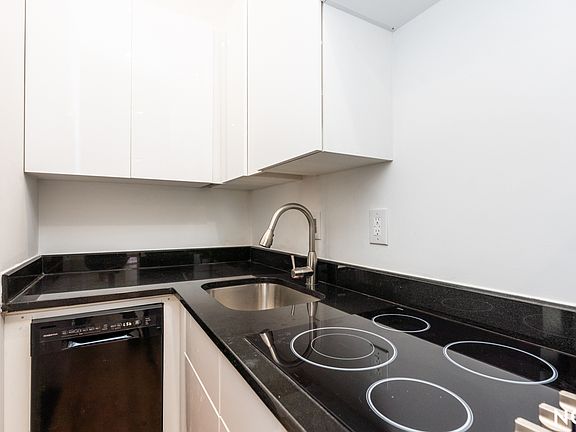 4th image of 479 Warren St APT 1C