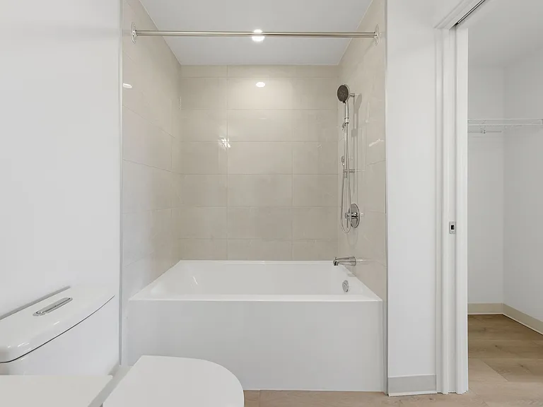 1529 Oxford St — Photo 72