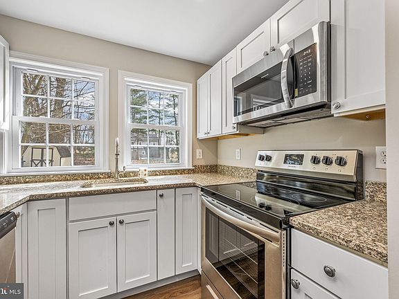 4th image of 1322 Blackhorse Hill Rd