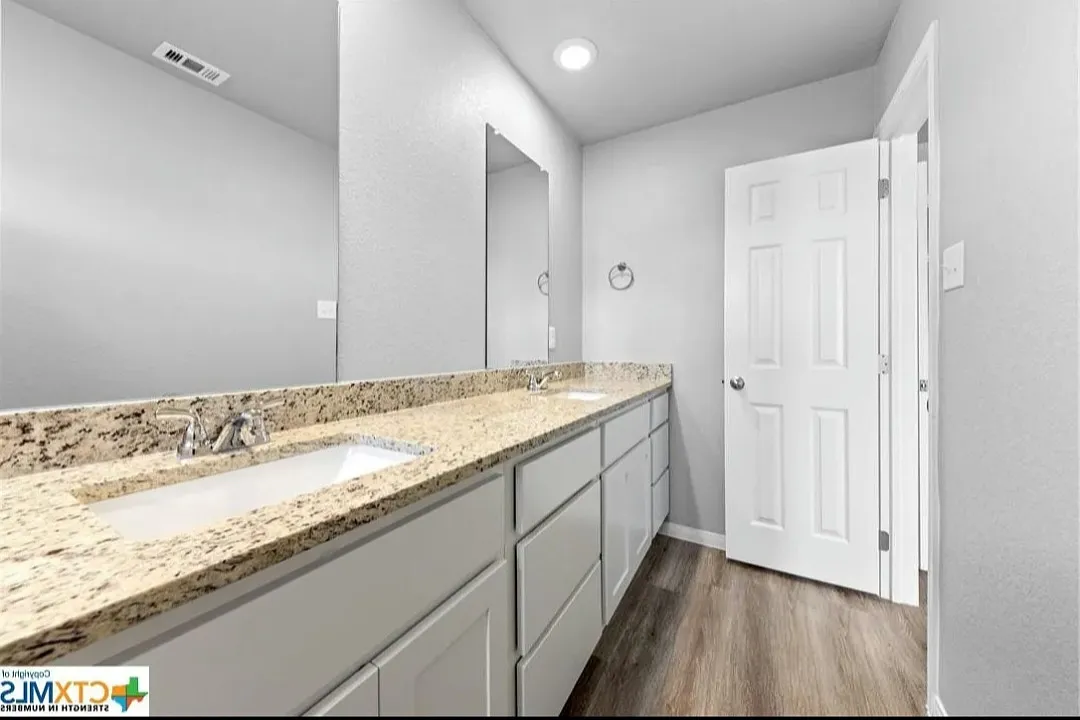 3 bed, 1400 sqft, $1,600 — Photo 3