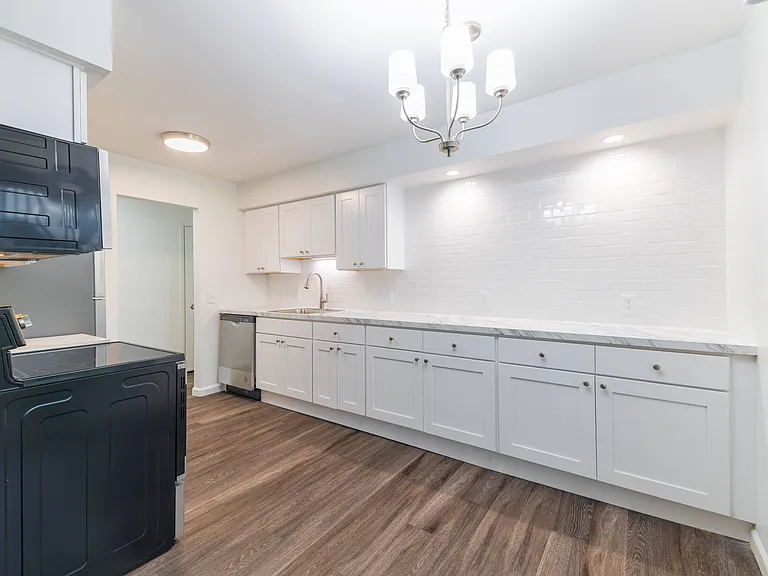 Knollwood Village Apartments — Photo 16