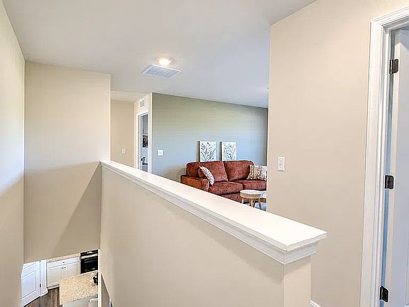 5th image of 576 Summercrest Ave