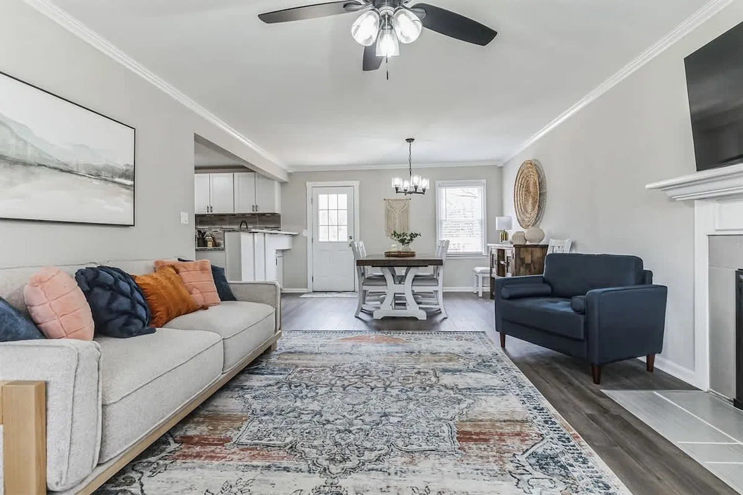 3 bed, 2.0 bath, 559 sqft, $7,820 — Photo 4