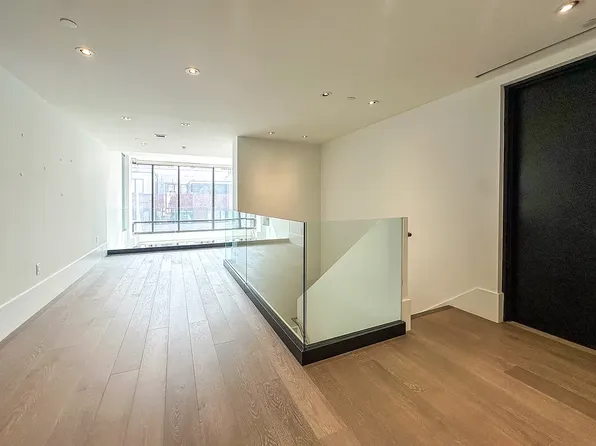 429 Kent Avenue image 13 of 25