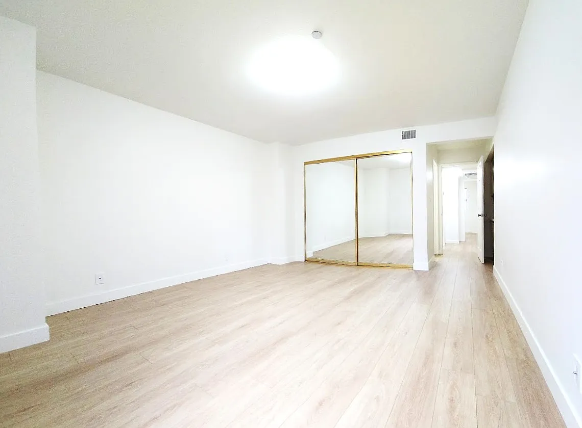 1141 N Columbus Ave — Photo 4