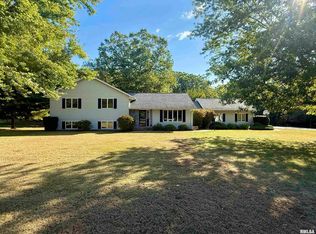 107 Oakview Dr, Knoxville, IL 61448