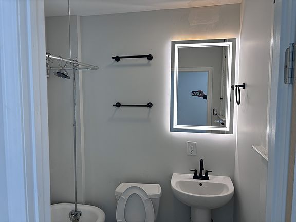5th image of 2747 Washington Ave #2