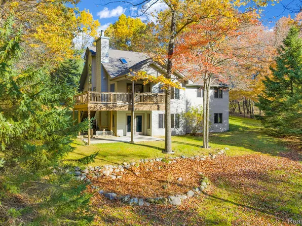 425 Rosell Rd, Holly, MI 48442