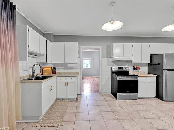 2nd image of 318 Simcoe St