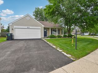 927 Hartwood Dr, Streamwood, IL 60107
